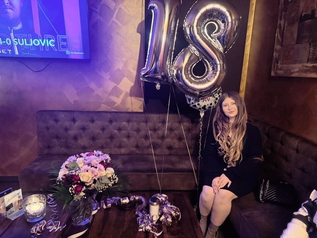 Eine Person hält einen Haufen Luftballons in den Händen.