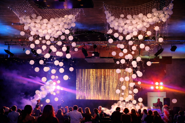 Ein Haufen Ballons, die übereinander auf einem Tisch liegen.