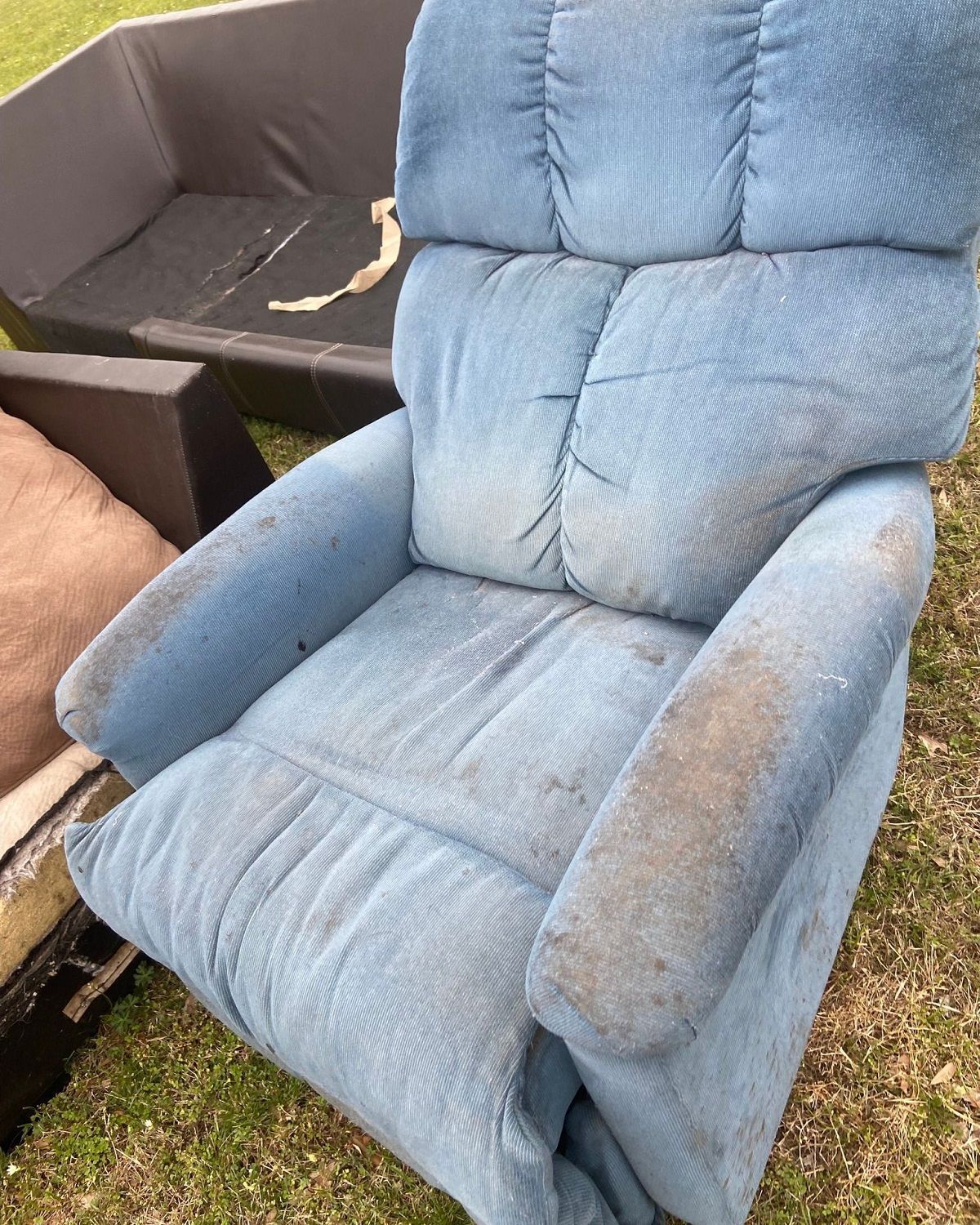 old blue recliner at curb, furniture removal and recycling, diana tx, titan junk removal