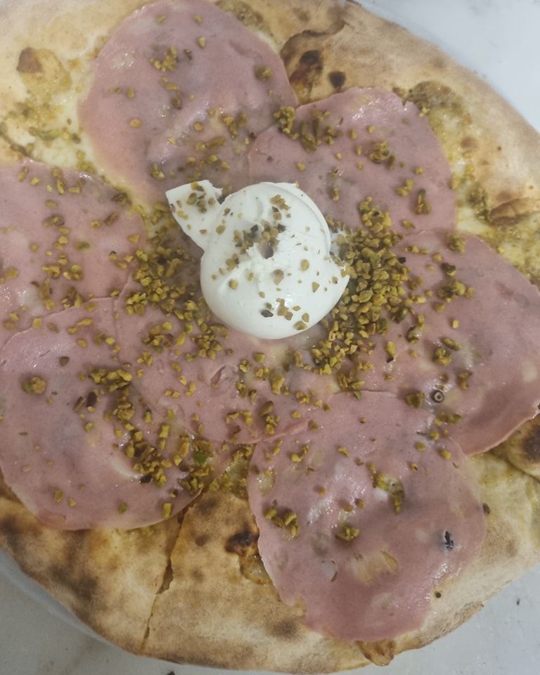 Pizza con mortadella, burrata e pistacchi.