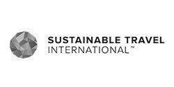 Logotipo para Sustainable Travel International con forma geométrica.