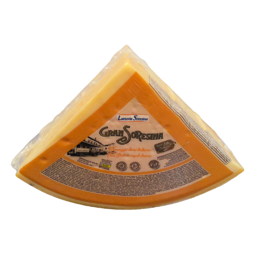 Spicchio triangolare di formaggio giallo avvolto con l'etichetta 