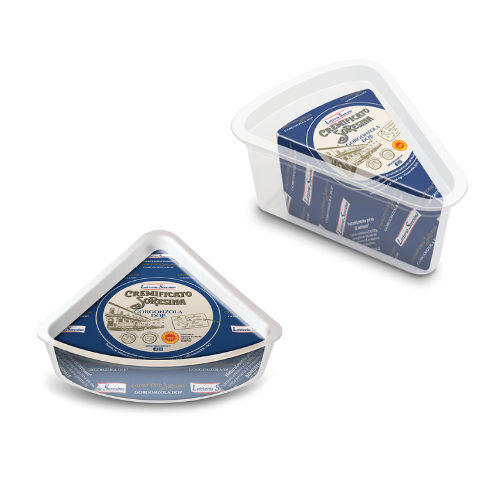 Due spicchi di formaggio triangolari in contenitori di plastica trasparente; uno aperto e uno chiuso.