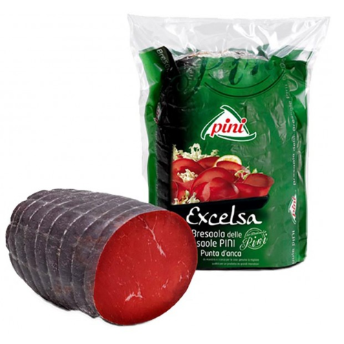 Confezione di Bresaola Excelsa di Pini, confezionata sottovuoto in un sacchetto verde. La bresaola affettata è visibile nella parte anteriore, con l'interno rosso.