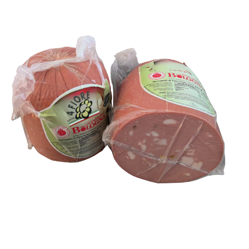 Due confezioni di mortadella, una intera e una a fette, avvolte nella pellicola.