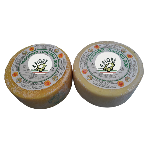 Due forme di Pecorino Toscano DOP, una gialla e una beige, con etichetta.