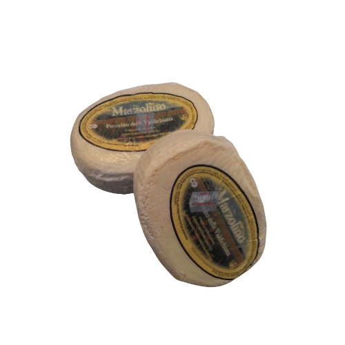 Due forme di formaggio Marzolino, ciascuna con etichetta, su sfondo bianco.