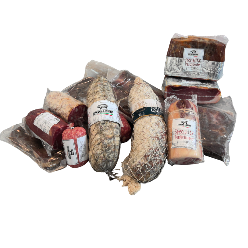 Salumi assortiti, in confezioni di plastica, su fondo bianco.