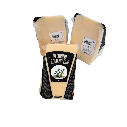 Prodotti caseari in varie confezioni su una superficie in acciaio inox.