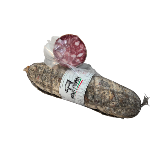 Salame, parzialmente affettato, avvolto nella pellicola. Il salame è marrone e bianco, con un'etichetta bianca.