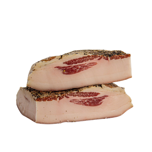 Due fette sovrapposte di pancetta di maiale stagionata con carne rosa e grani di pepe nero.