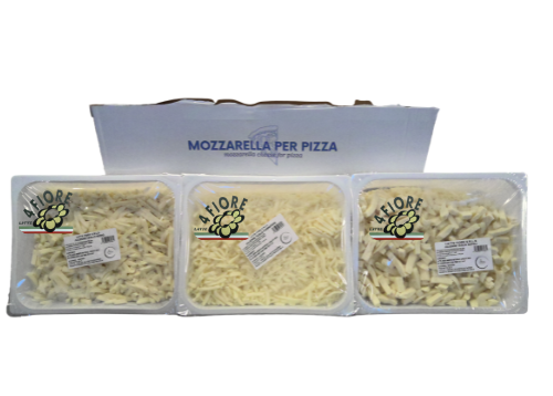 Tre vassoi di mozzarella grattugiata, con una scatola con l'etichetta 
