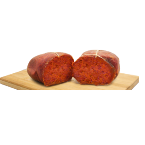 Salame su un tagliere di legno; di colore rosso-arancio, legato con spago, tagliato a fette per rivelare il ripieno.