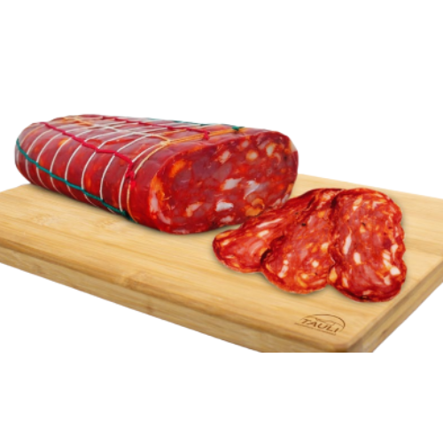 Salame su un tagliere di legno. Il salame è affettato con un colore rosso e il tagliere è marrone chiaro.