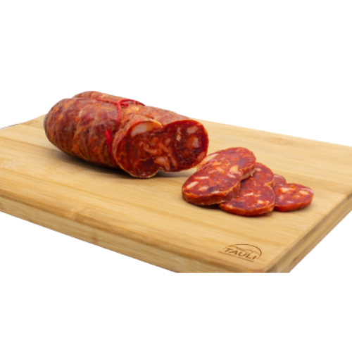 Fette di salsiccia su un tagliere di legno; la salsiccia è di colore marrone rossastro con grasso visibile.