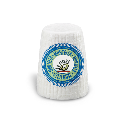 Ricotta italiana cilindrica con etichetta blu e bianca.