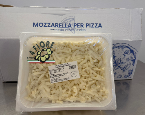 Un vassoio di mozzarella grattugiata davanti a una scatola con l'etichetta "Mozzarella Per Pizza".