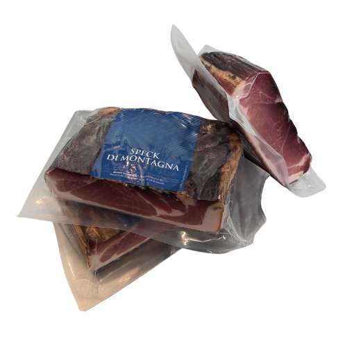 Fette di Speck di Montagna, confezionate sottovuoto in confezione di plastica trasparente.
