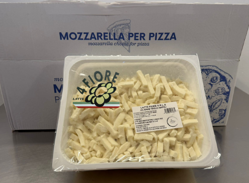 Vassoio di mozzarella a cubetti davanti a una scatola con l'etichetta "Mozzarella per Pizza".