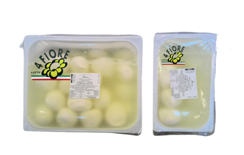 Due confezioni di palline di mozzarella in salamoia, ciascuna sigillata in plastica trasparente.