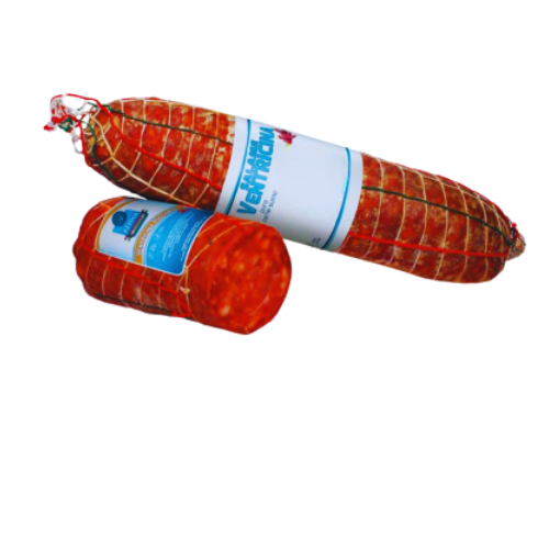 Due salsicce rosse e cilindriche, racchiuse in una rete e con etichette blu e bianche.