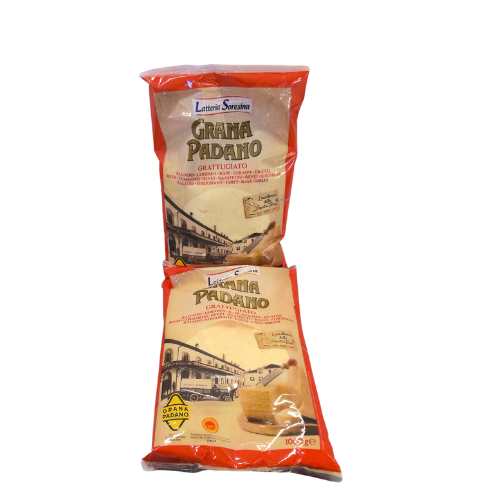 Due sacchetti di Grana Padano grattugiato, impilati uno sopra l'altro. I sacchetti sono rossi e riportano la scritta in italiano.