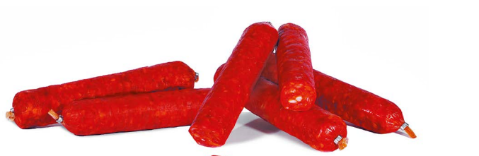 Prodotti alimentari lavorati, rossi e cilindrici, probabilmente salsicce o hot dog, su sfondo bianco.