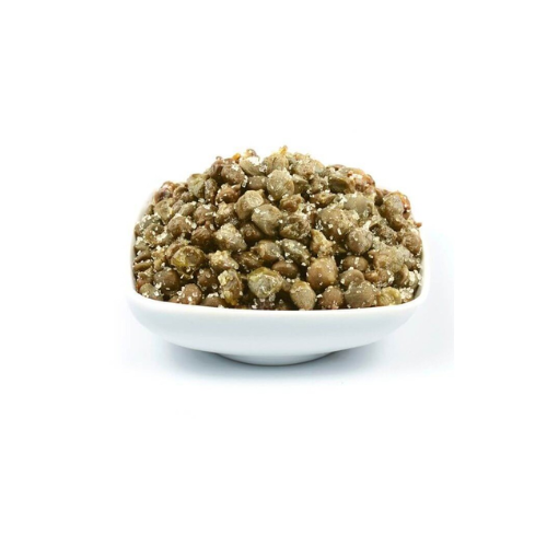 Capperi in una ciotola bianca, piccoli, rotondi, di colore verde oliva, con un aspetto maculato e leggermente strutturato.