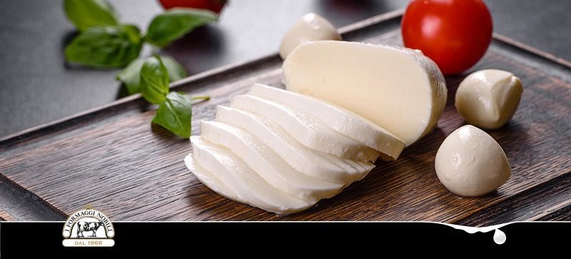 Due vaschette sigillate di mozzarelle immerse nel liquido di governo. Ogni vaschetta ha un'etichetta con il logo "A fiore".