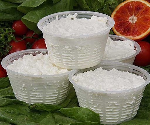 Due contenitori di ricotta.