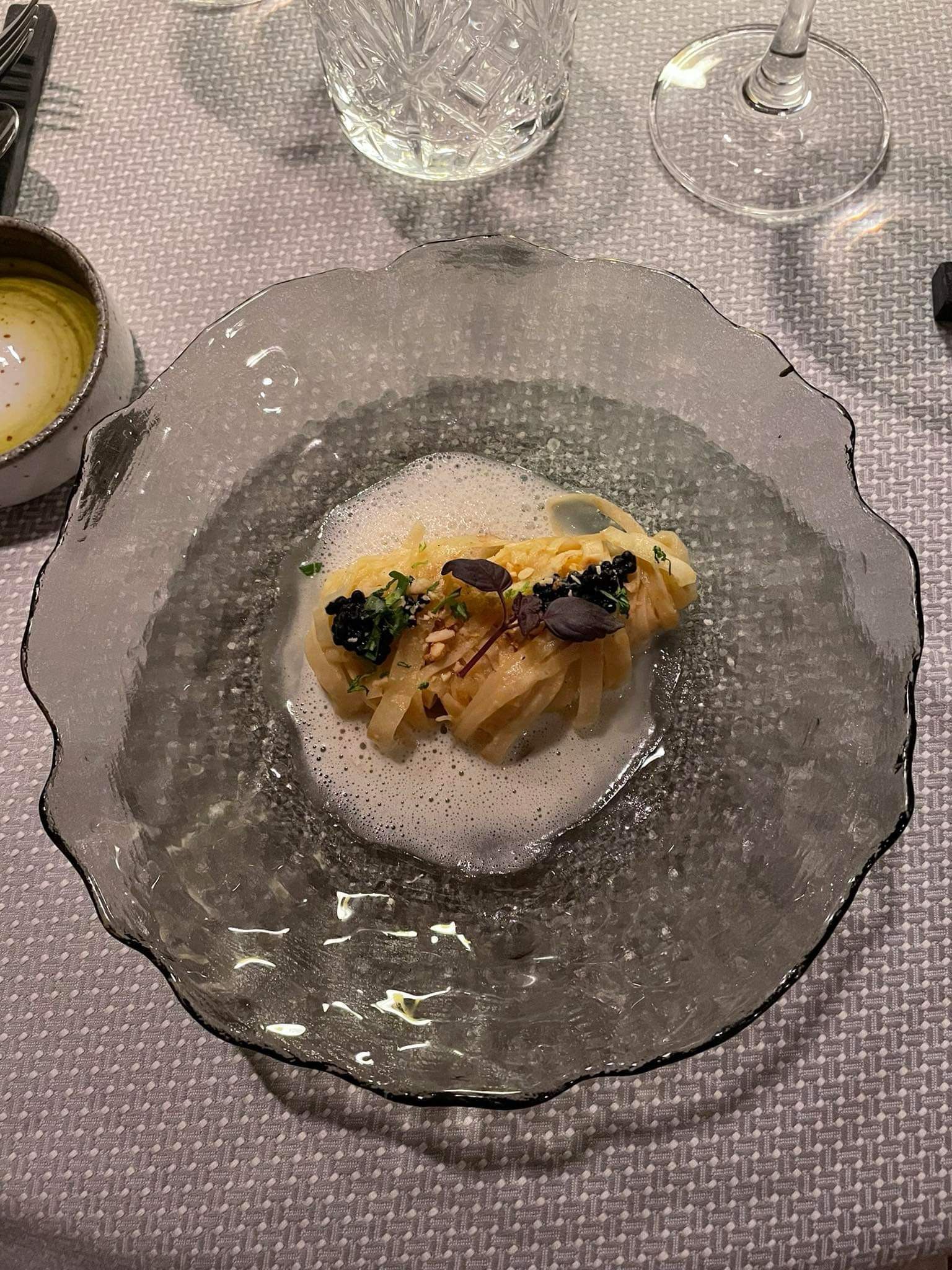 Carbonara de céleri, caviar avruga, lardo di colonatta - plat gastronomique - adagio & Gusto - charleroi