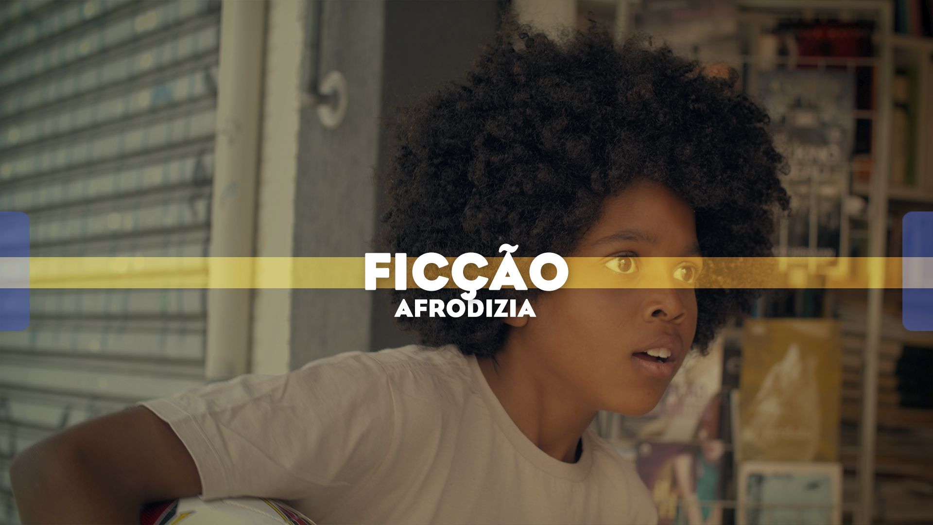 Um garoto com cabelo afro assustado