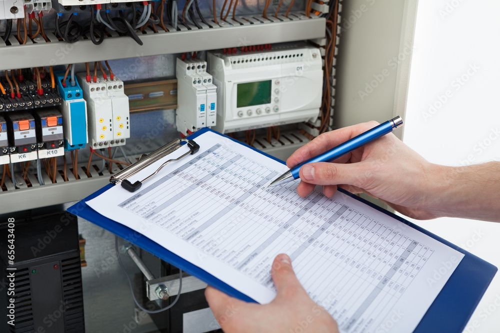 Une personne tient un presse-papiers et écrit dessus.