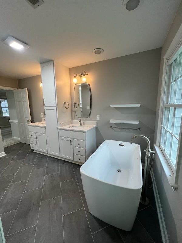 A bathroom with two sinks and a bathtub.