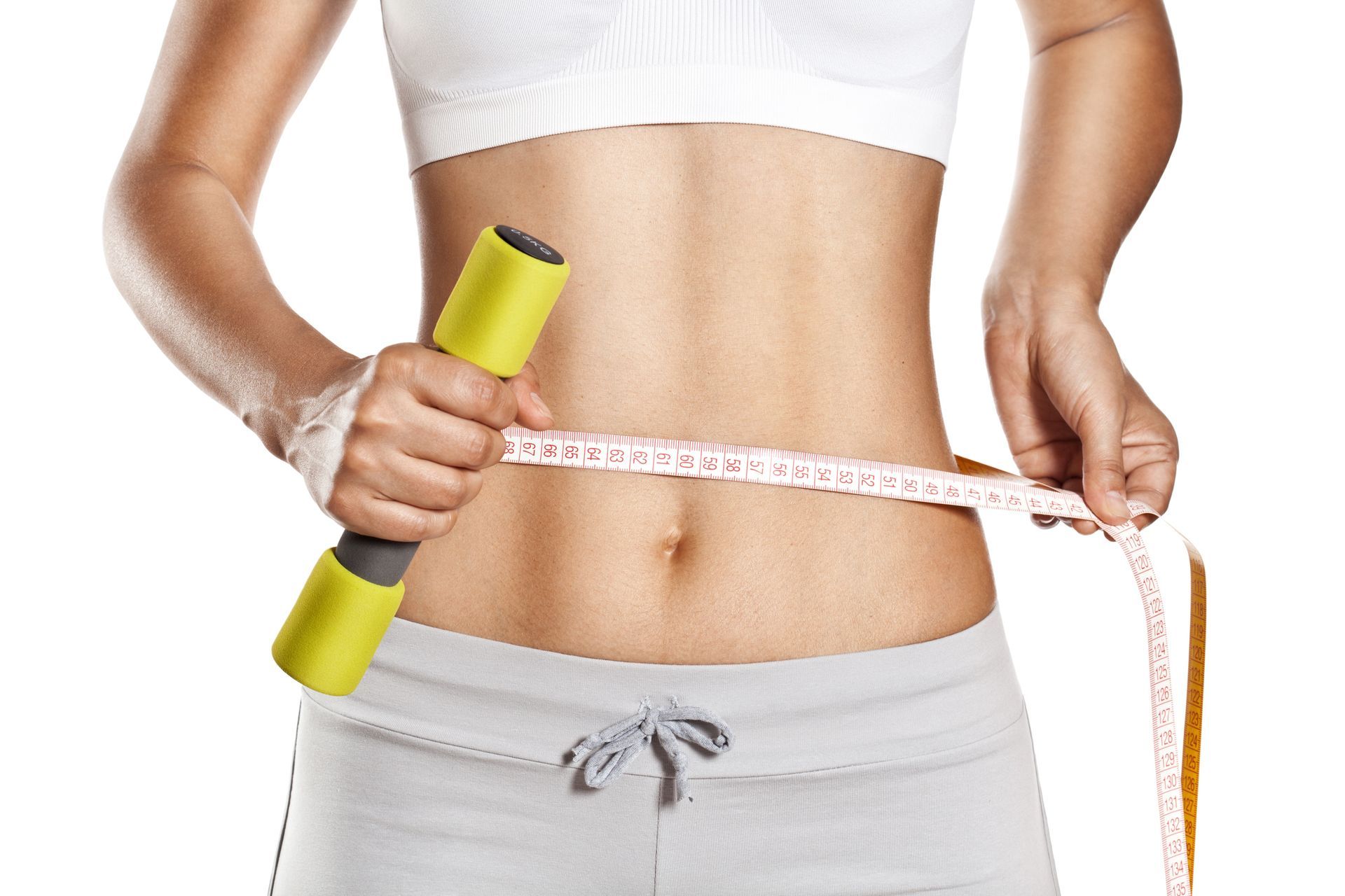 Donna che misura la vita con un metro a nastro, tenendo in mano un manubrio; sfondo bianco.