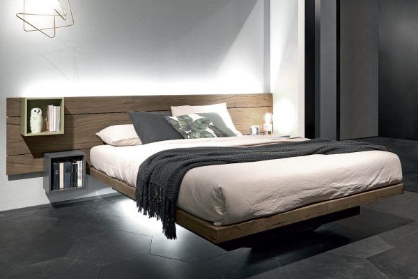 Un letto che galleggia nell'aria in una camera da letto