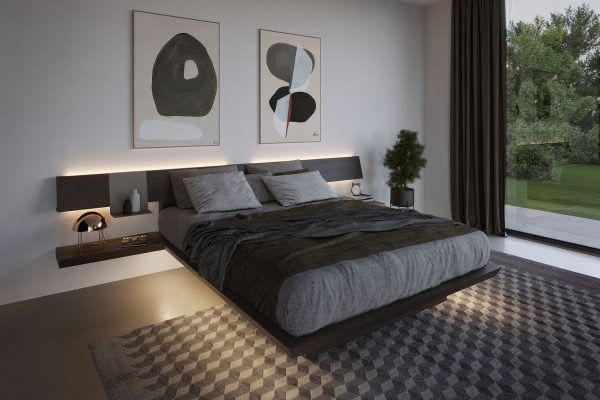 Una camera da letto con un letto grande e due quadri alla parete.