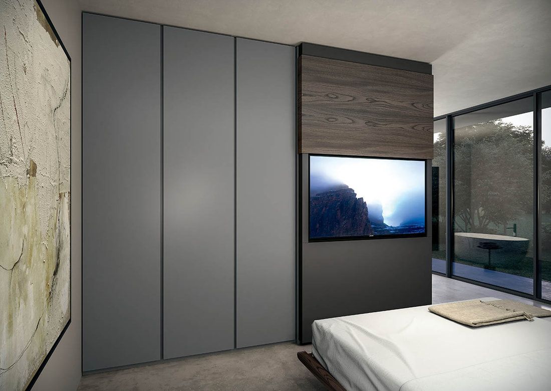 Una camera da letto con un letto e una televisione a parete.