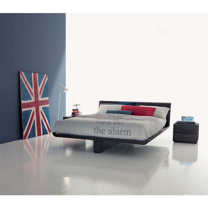 Una camera da letto con un letto che ha la scritta 