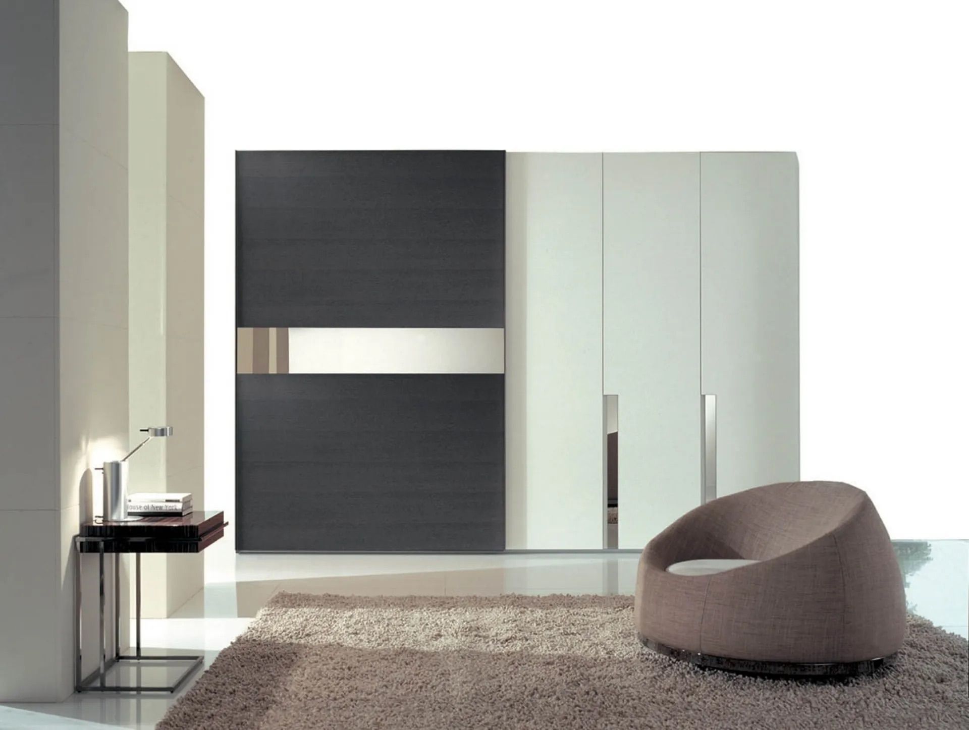 Un soggiorno con porte scorrevoli e una sedia