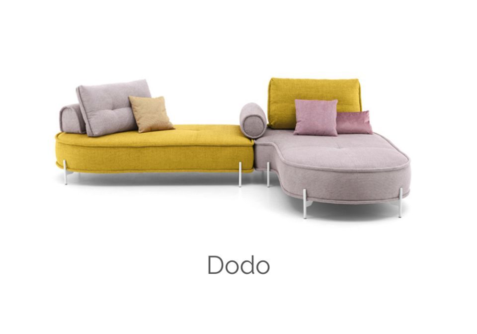 divano di design con elementi gialli e rosa antico