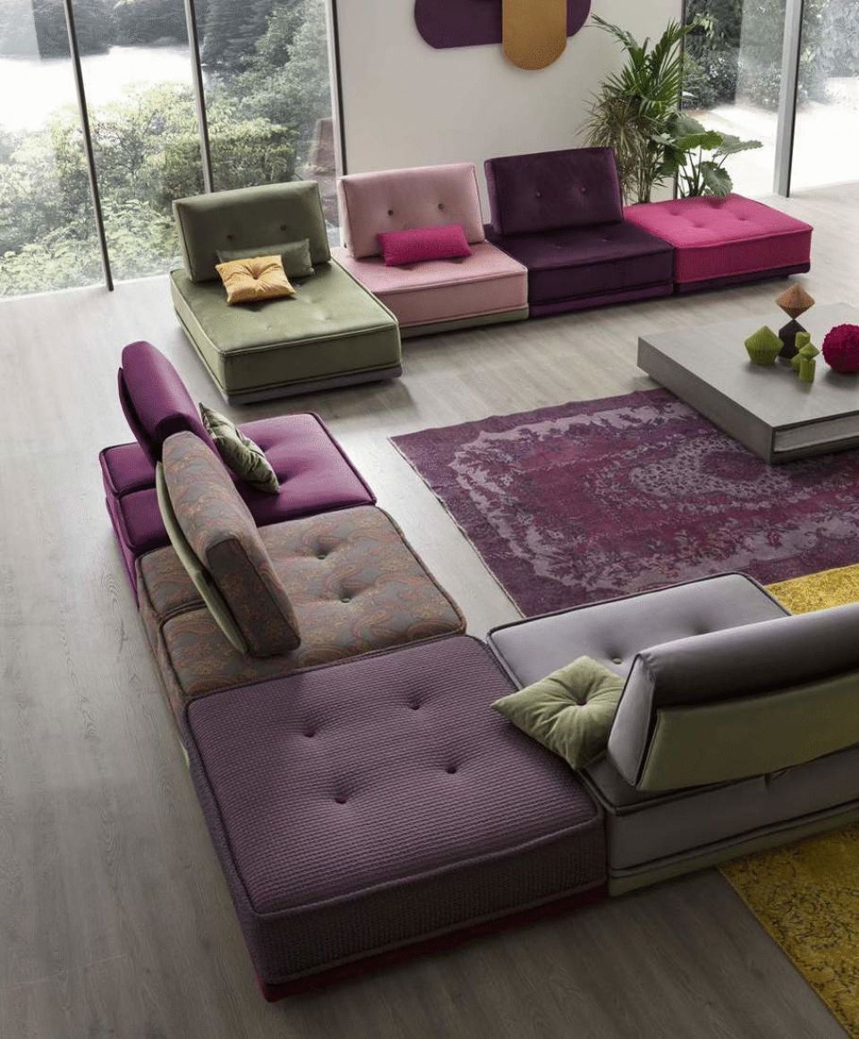 divani con moduli e cuscini colorati