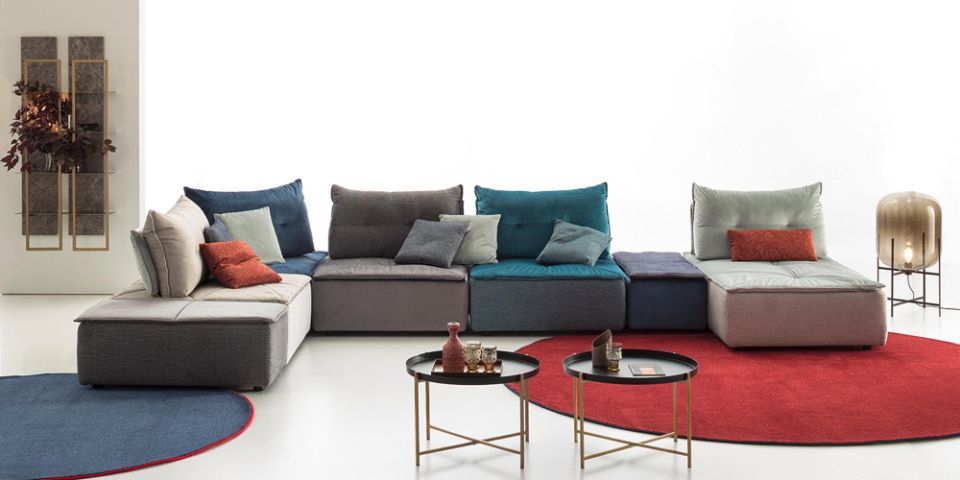 divano con moduli di diversi colori