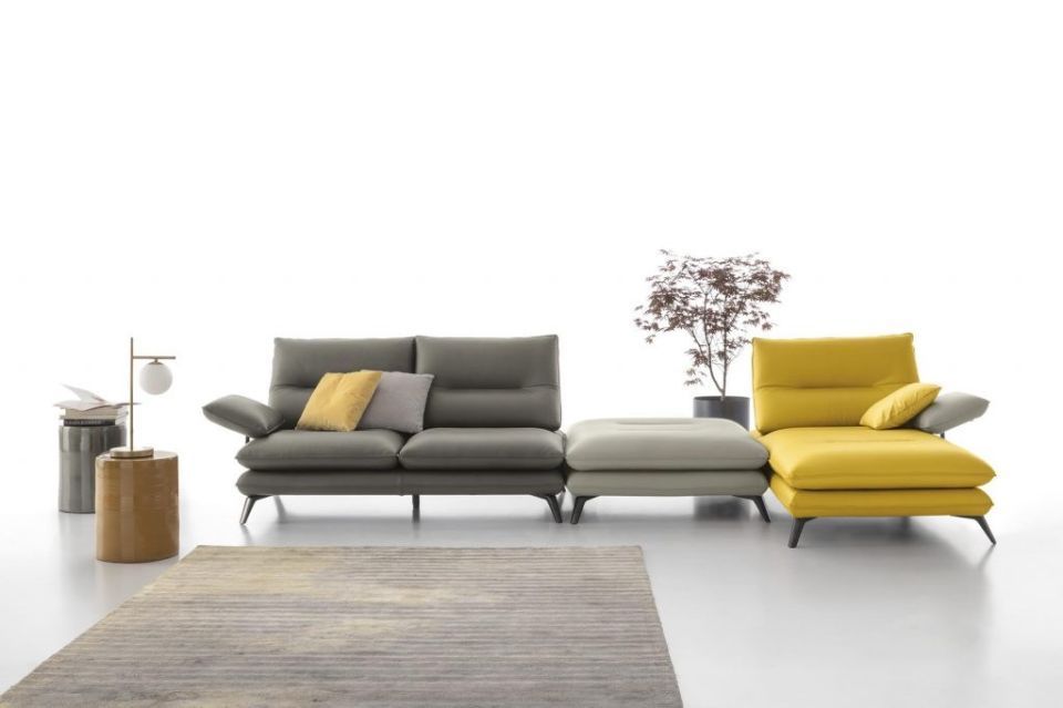 divano con elementi grigi e gialli