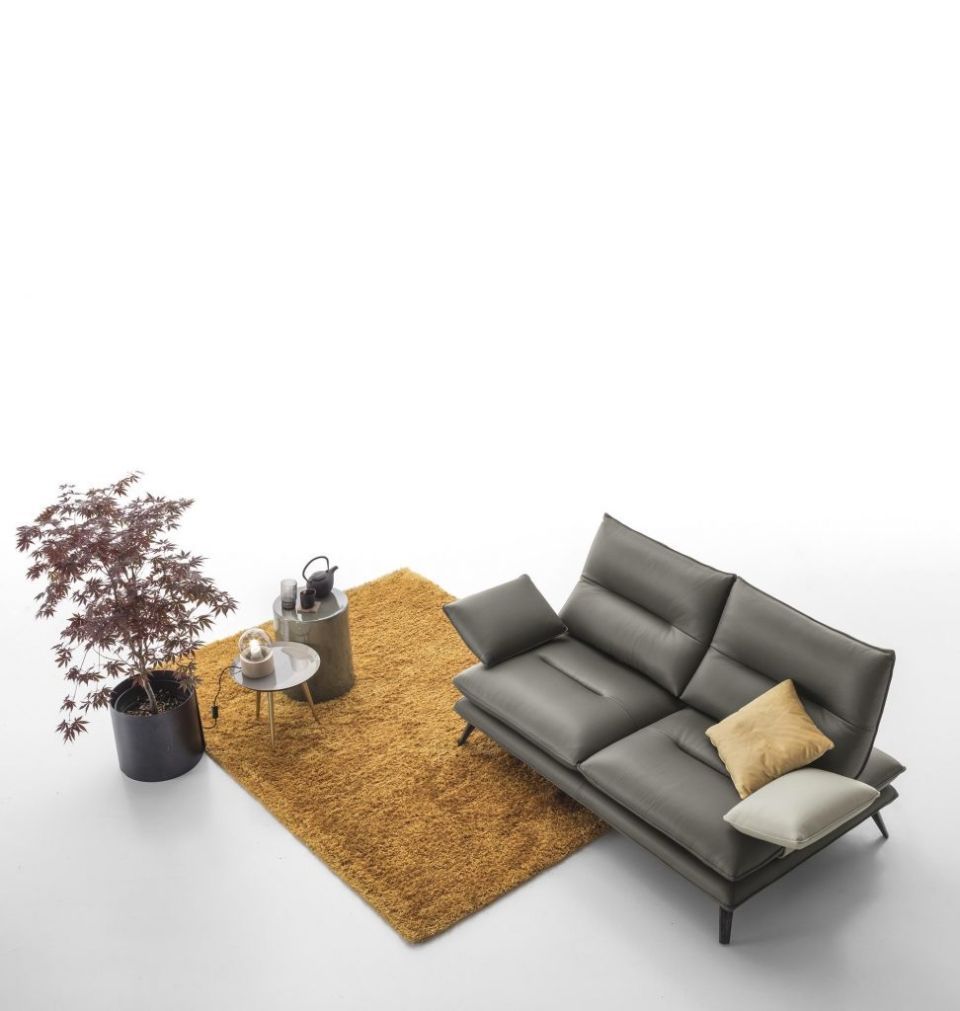 divano a due posti color tortora