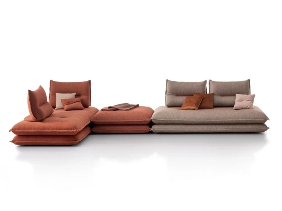 moduli di divano color terracotta e color tortora