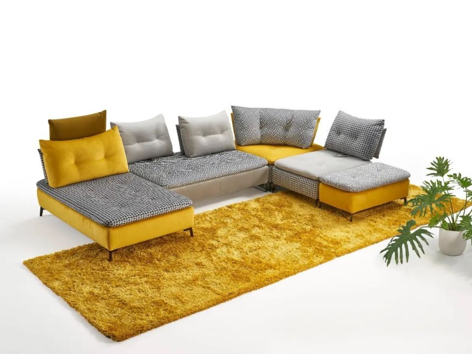 divano grigio e giallo