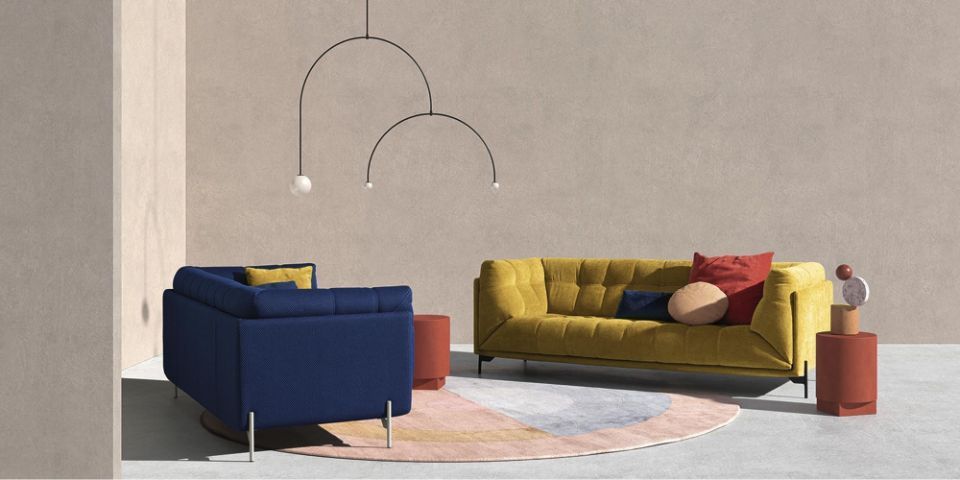 divano color senape e divano blu