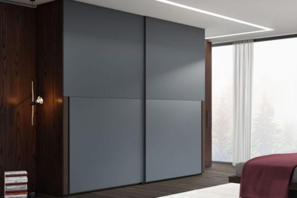 armadio con ante grigie scorrevoli