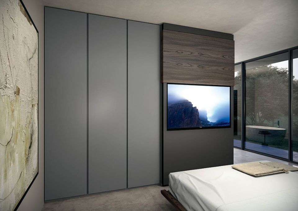 parete con armadi e TV